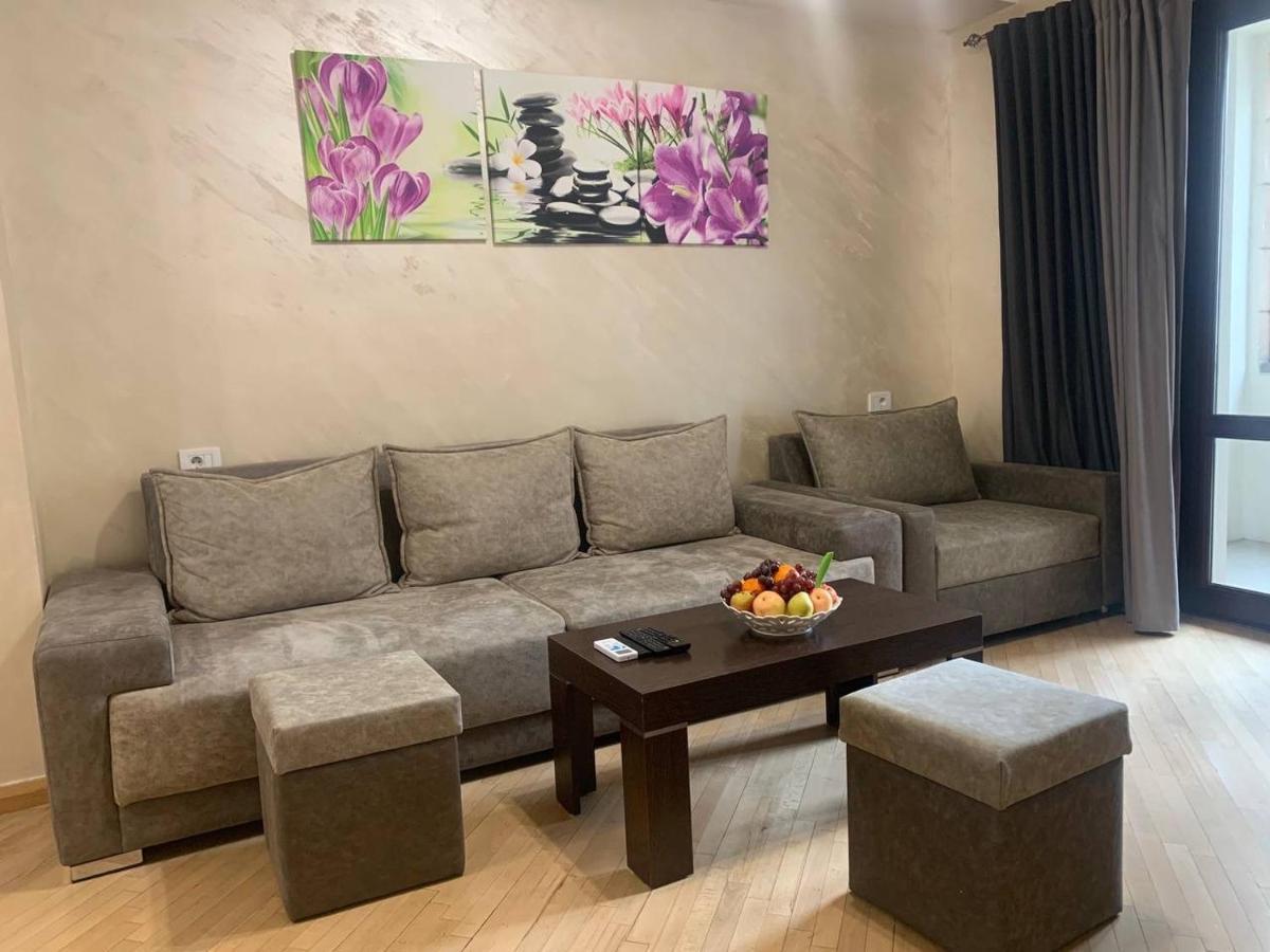 Comfortable Apartment In Center Erevan Esterno foto