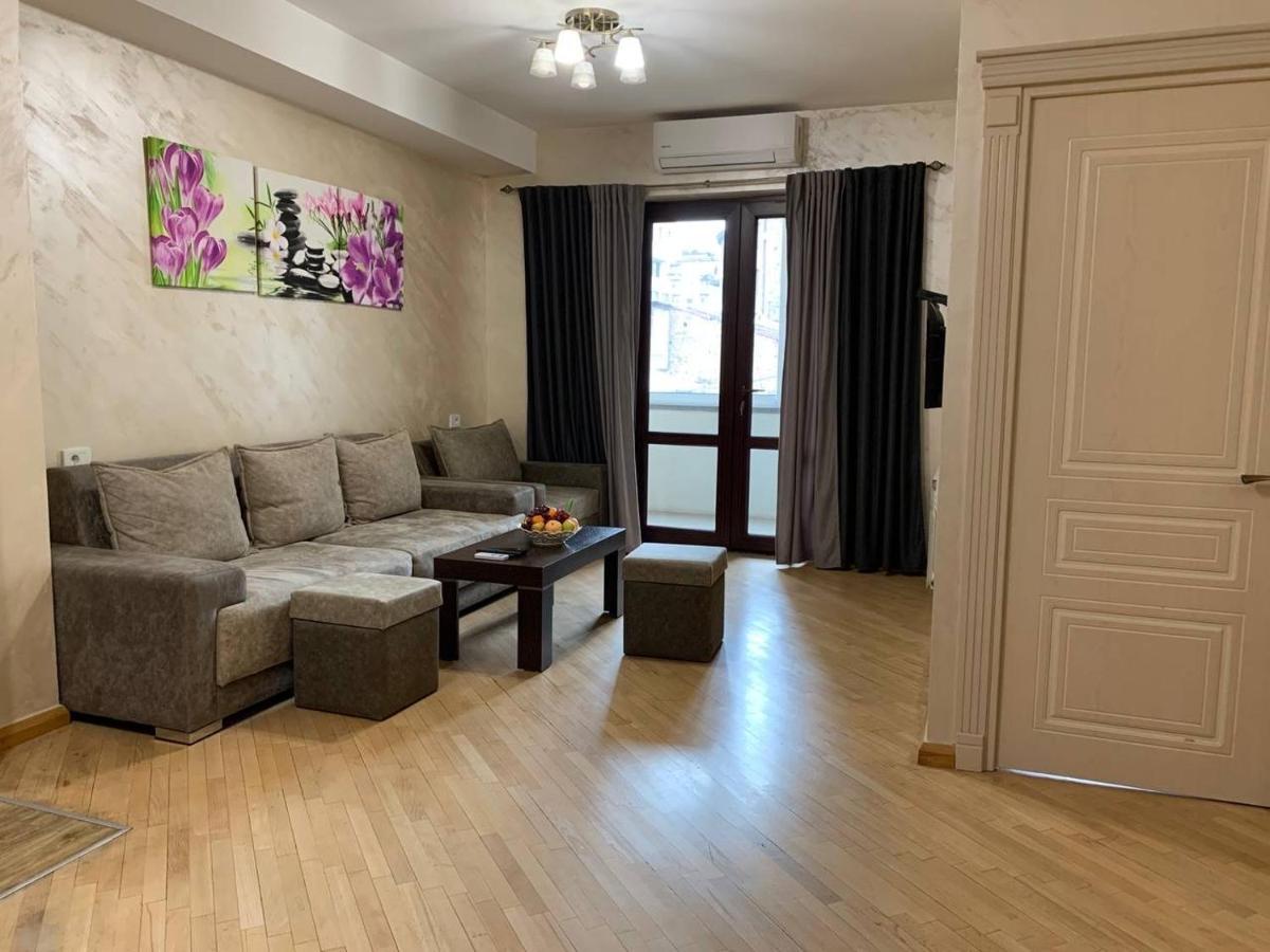 Comfortable Apartment In Center Erevan Esterno foto
