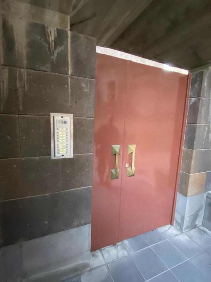 Comfortable Apartment In Center Erevan Esterno foto